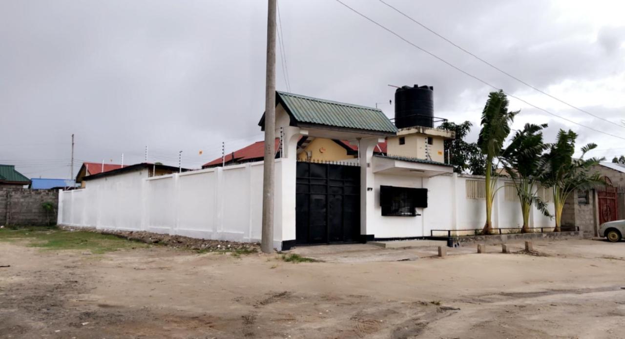 Appartamento Jambo Hideaway Dar es Salaam Esterno foto